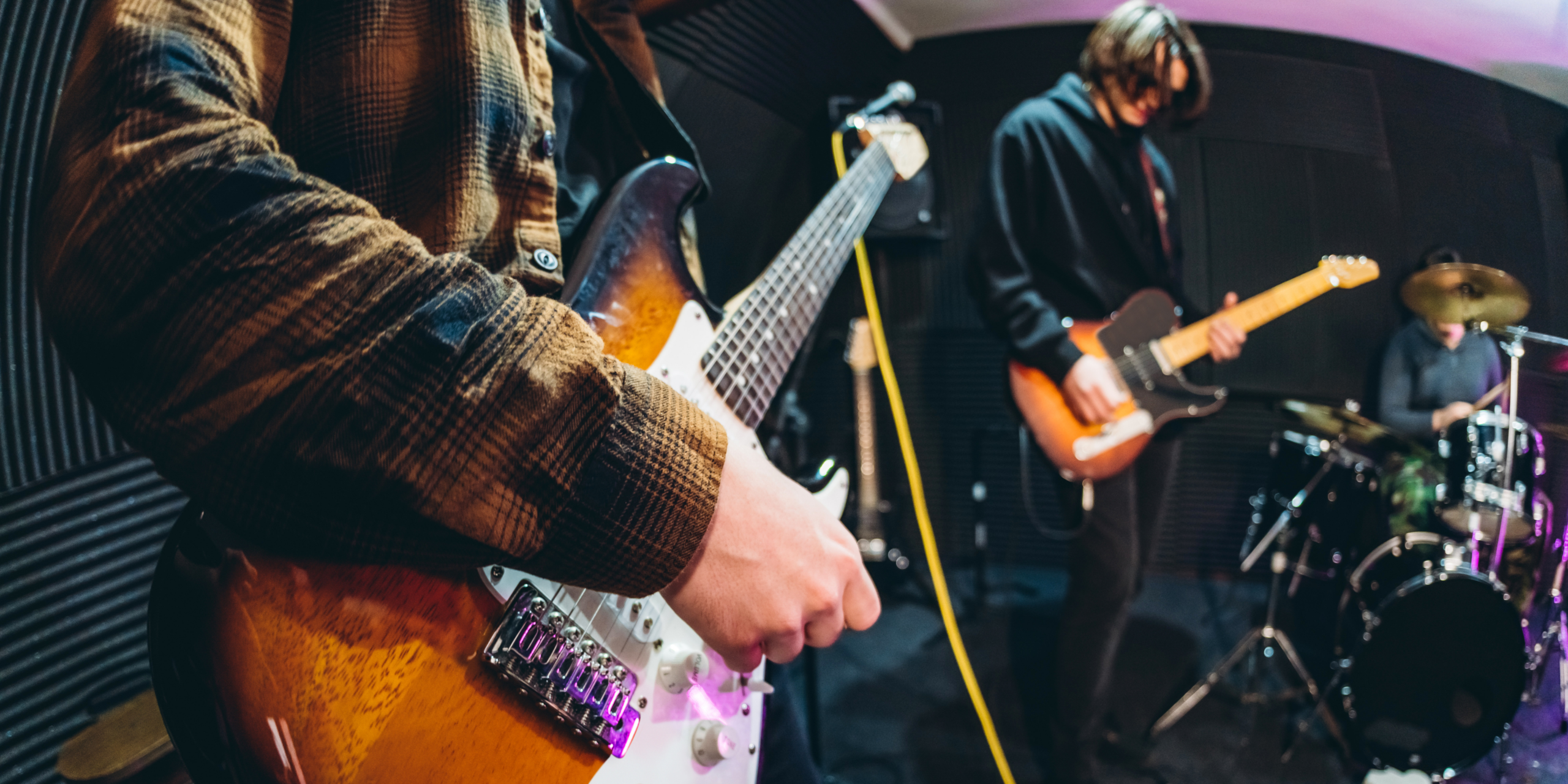 Aluno em aula na Escola de Música Daniel Fernandes